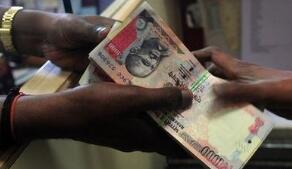 印度卢比兑美元一度跌0.7%，触及纪录新低70.3950卢比